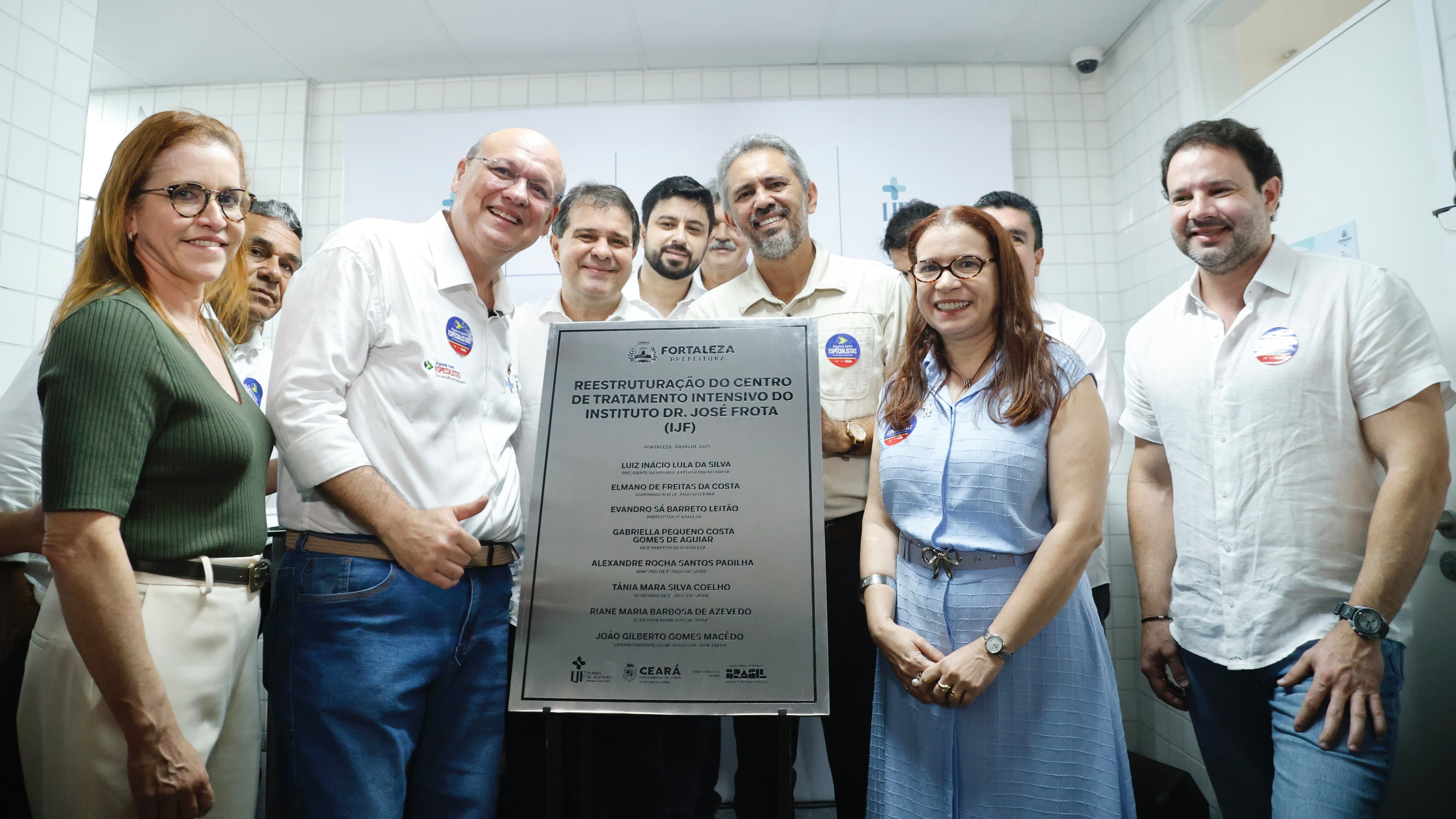 grupo de pessoas posa para a foto